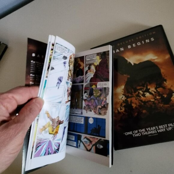 EUC Batman Begins 2 Disk Deluxe Edition with Comic Book! - Picture 7 of 7